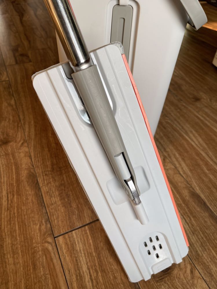 Lau nhà siêu nhanh siêu sạch đây phải nói là chân ái của mình sau khi mua rất nhiều loại thùng lau nhà khác nhau. Cây lau cao nè bông lau rộng xoay 360. Nói chung ưng cái bụng lắm