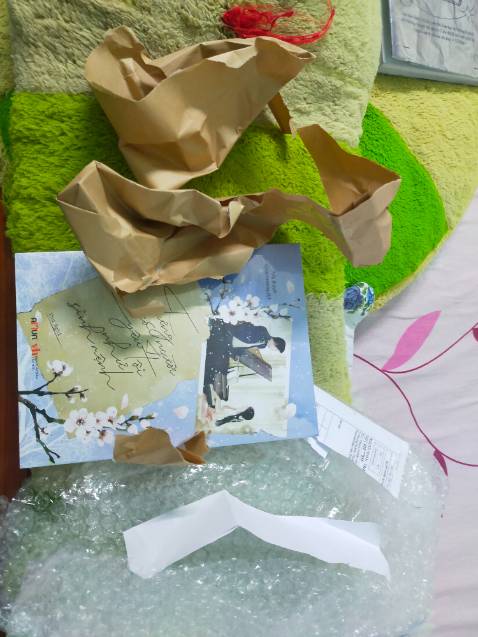 Mua hai cuốn thu tiền hai cuốn nhưng chỉ giao một cuốn nhắn tin riêng nói thì từ tối qua đến nay vẫn chưa có được lời giải thích nếu là nhà sách văn minh thì mong nhà sách sẽ cho mình một lời giải thích và biện pháp hỗ trợ ạ