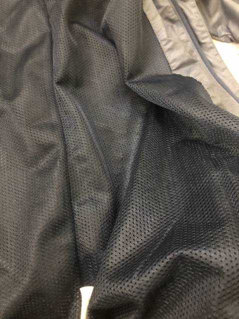 Áo khoác gió nhận được nhanh, giống mô tả. Áo nhẹ, 2 lớp trong ngoài, tuy hơi mỏng nhưng mặc đi ra ngoài khá ấm, giữ nhiệt tốt á. túi 2 bên sâu, có khóa đựng đồ khỏi rơi, nhìn chung cũng tiện, mùa lạnh lạnh mặc thì ấm, còn bình thường mặc đi đường làm áo gió thay cho chống nắng luôn =)). Giá cũng hợp lí