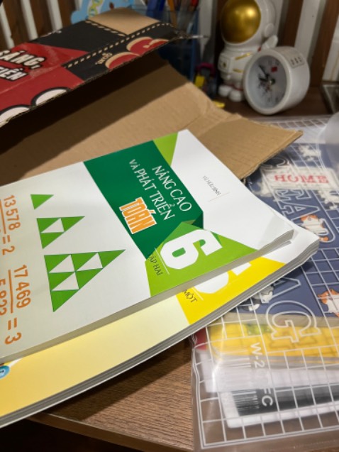 Bọc sách kém nhăn nheo hết cả sách. Chất lượng giấy in xấu