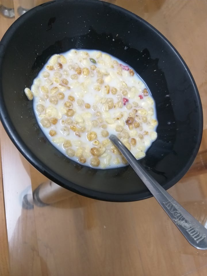 So với giá tiền thì lượng ngũ cốc khá nhiều (800 gram). 
Mình chỉ nhìn rõ hạt nho và hạnh nhân và yến mạch, các mô tả còn lại (dâu, bí, táo, đu đủ...) thì giống như bim bim giòn vị hoa quả hơn chứ không phải là hoa quả sấy khô.
Vị khá ngọt, nên ăn với sữa/ sữa chua không đường.