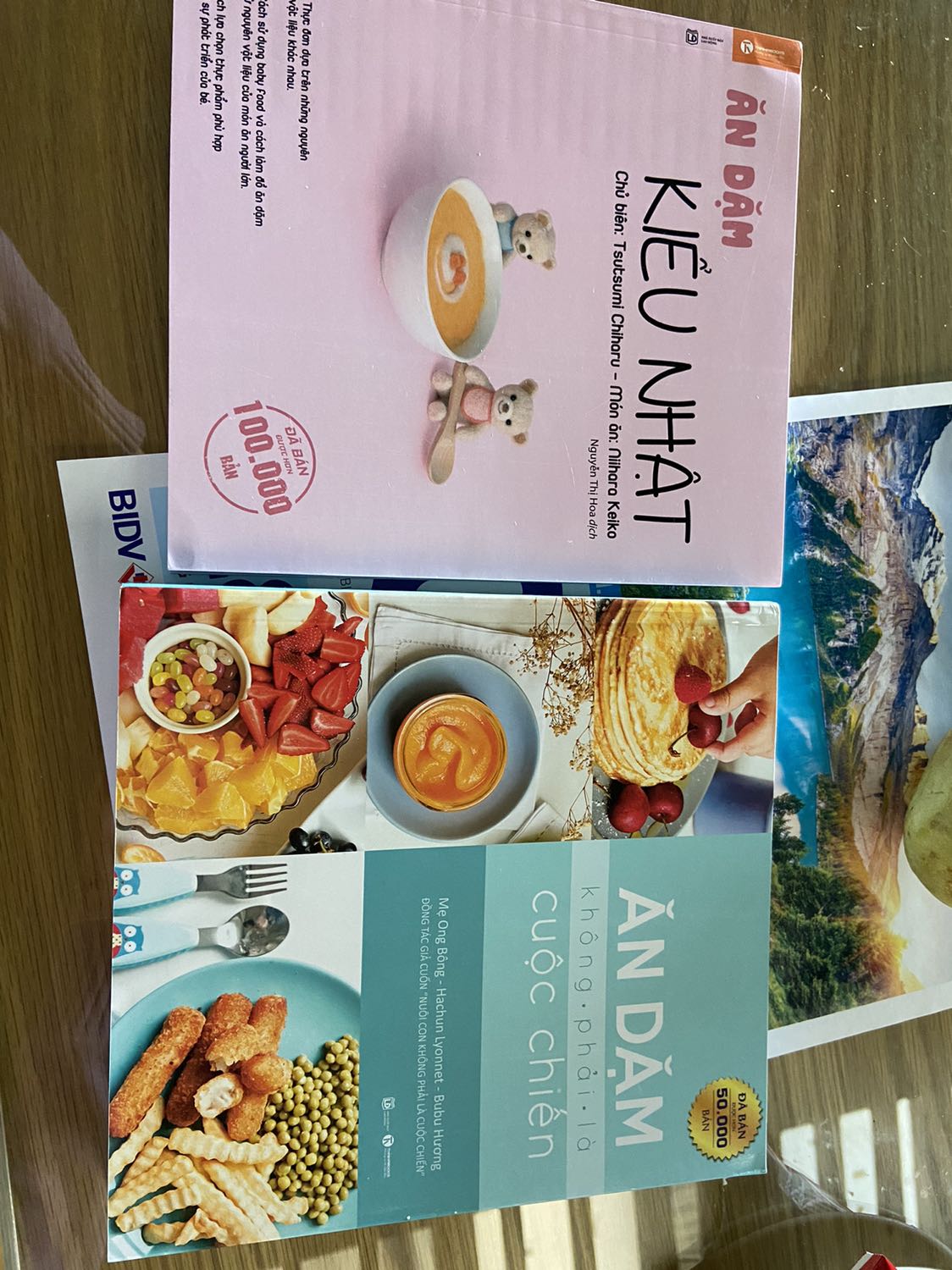 Sách cứng cáp, hình ảnh đẹp, hi vọng sẽ giúp mẹ trong việc cho bé những bữa ăn chủ động và vui vẻ Sách cứng cáp, hình ảnh đẹp, hi vọng sẽ giúp mẹ trong việc cho bé những bữa ăn chủ động và vui vẻ