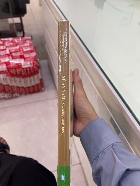 Cả 4 cuốn sách mình mua của Shop này đều còn nguyên seal đóng gói rất cẩn thận , nhiều xốp bảo vệ đến khó tin , mình rất hài lòng 
Sẽ ủng hộ tiếp . Chú ý giao hàng nhanh 1 chút thì tuyệt vời hơn nữa