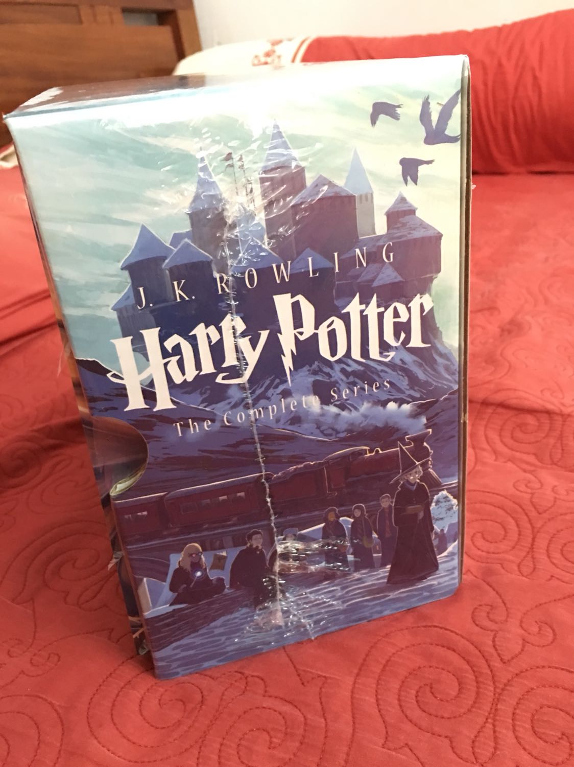 Thiết kế miễn bàn. Chất lượng giấy và mực in tốt. Nội dung thì thích lắm luôn vì mình vốn là fan của bé Hary, lại được đọc nguyên tác nên vô cùng ưng. Ảnh quyển sách mà mình mở ra là tập 5, tập dày nhất, dán rất chắc, gáy khi mở ra koh hề bị gãy, nhăn, giữ dáng rất đẹp. Cầm quyển truyện đọc trên tay, woaaa, cảm giác cực kì cực kì cực kì thích. Mình rất thích chạm vào dòng chữ Harry Potter ở bìa truyện, in nổi, sờ vào cứ thấy thích thích ý :)))
Mình rất muốn nói là nếu bạn đang lưỡng lữ chọn giữa boxset  bản Việt và bản Anh, hãy chọn bản Anh khi Tiki deal lớn. Mình mua đúng lúc Tiki deal 51% nên càng ưng hơn :))))))))