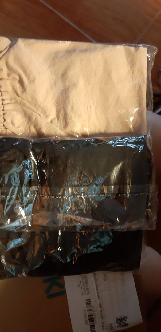 Đóng gói cẩn thận. Quần này vải đũi pha nilon hơi nhiều nên mặc hơi bí và ngứa. Cá nhân mình thấy 140k 2 quần thì hơi đắt.