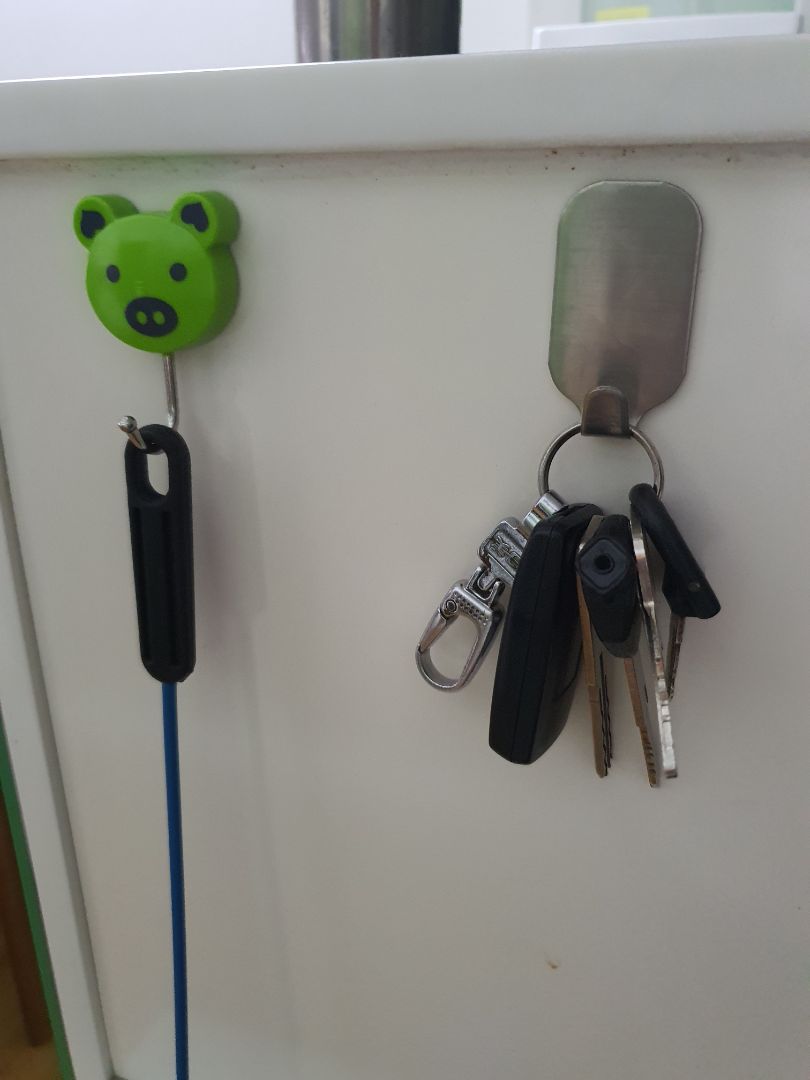 dán lên kính thì ok. dán lên tường hoặc gỗ cần chít thêm keo 502 hoặc khoan vít. móc hơi cạn và to nên chỉ móc dc mấy cái khăn hoặc vòng...