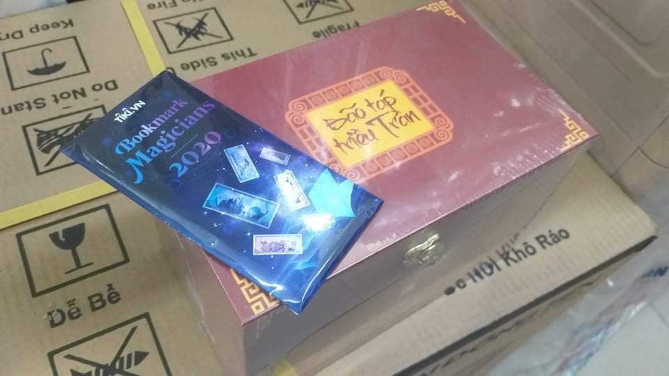 Thật sự quá tuyệt vời, 5 sao cho chất lượng và cả dịch vụ.
Về giao hàng: Tiki giao hàng nhanh chóng, tối t7 đặt là sáng sớm CN đã có hàng.
Về hình thức: Sách được gói kĩ càng, có bọc kiếng nên hộp được bảo quản không bị trách xước. Sách rất đẹp, chữ to rõ ràng.
Về nội dung: một cuốn tiểu thuyết lịch sử không hề khô khan mà lôi cuốn theo từng con chữ. Dân ta phải biết sử ta, từ sách mà ta thu được rất nhiều kiến thức hay và bổ ích. Sách rất đáng để là quyển sách gối đầu giường và nên được biết đến nhiều hơn nữa.