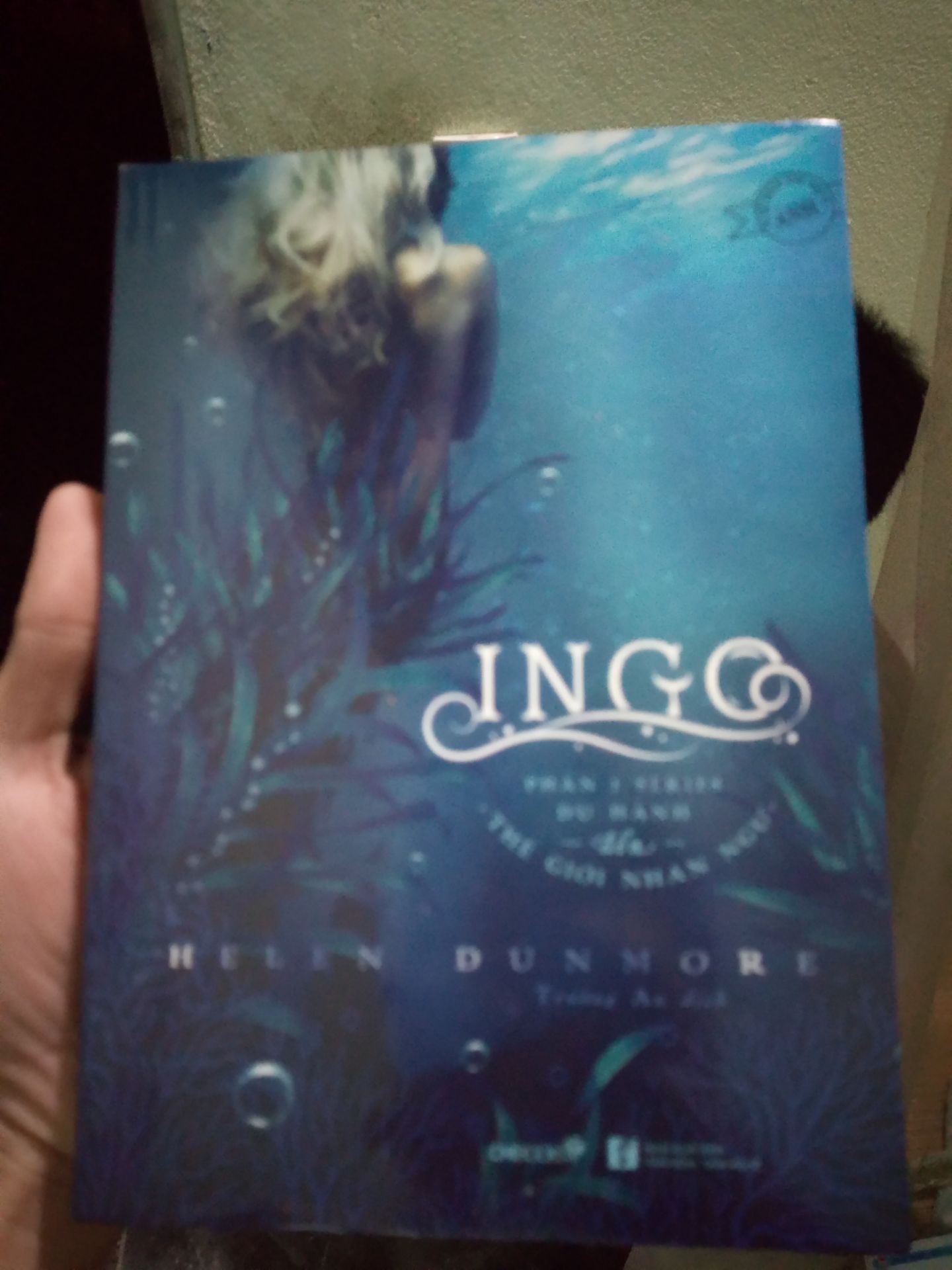 Sách còn seal, nhưng khá cũ( từ năm 2016). Do đó giấy không còn mùi thơm nữa.