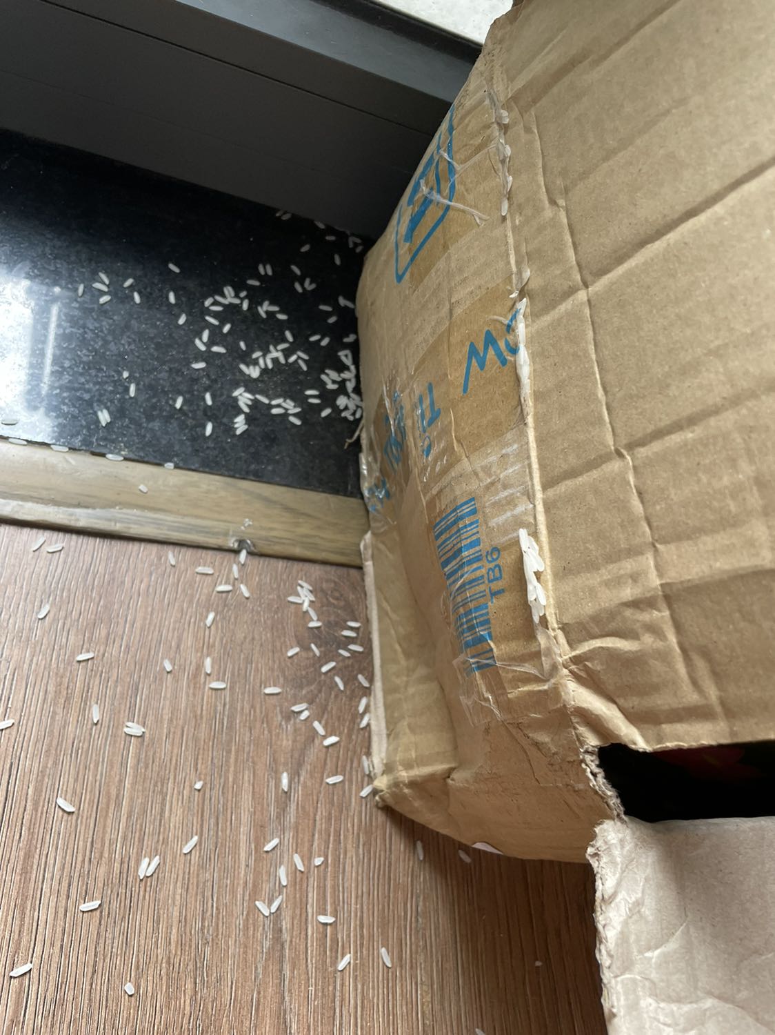 Mình đặt 4 gói gạo, giao đến có 2 gói bị rách bao (như hình), gạo đổ đầy trong thùng, vừa để xuống là văng ra ngoài tung toé! Người bán cố tình giao túi gạo rách cho khách hàng hay khâu kiểm hàng quá ẩu?Không biết gạo bên trong có còn dùng được nữa hay không?