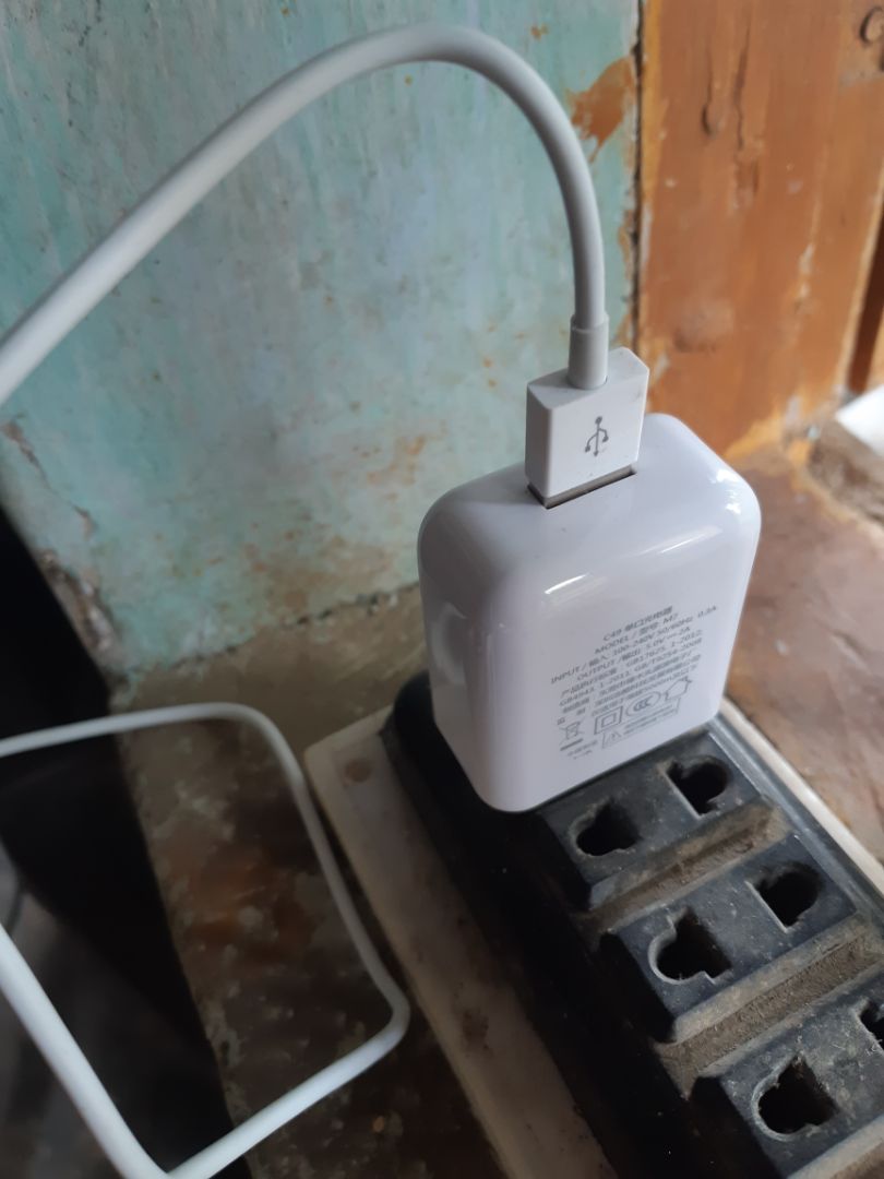 dùng tốt, không vấn đề gì. Giá đỡ điện thoại tặng kèm cũng tiện dụng, khá ưng.