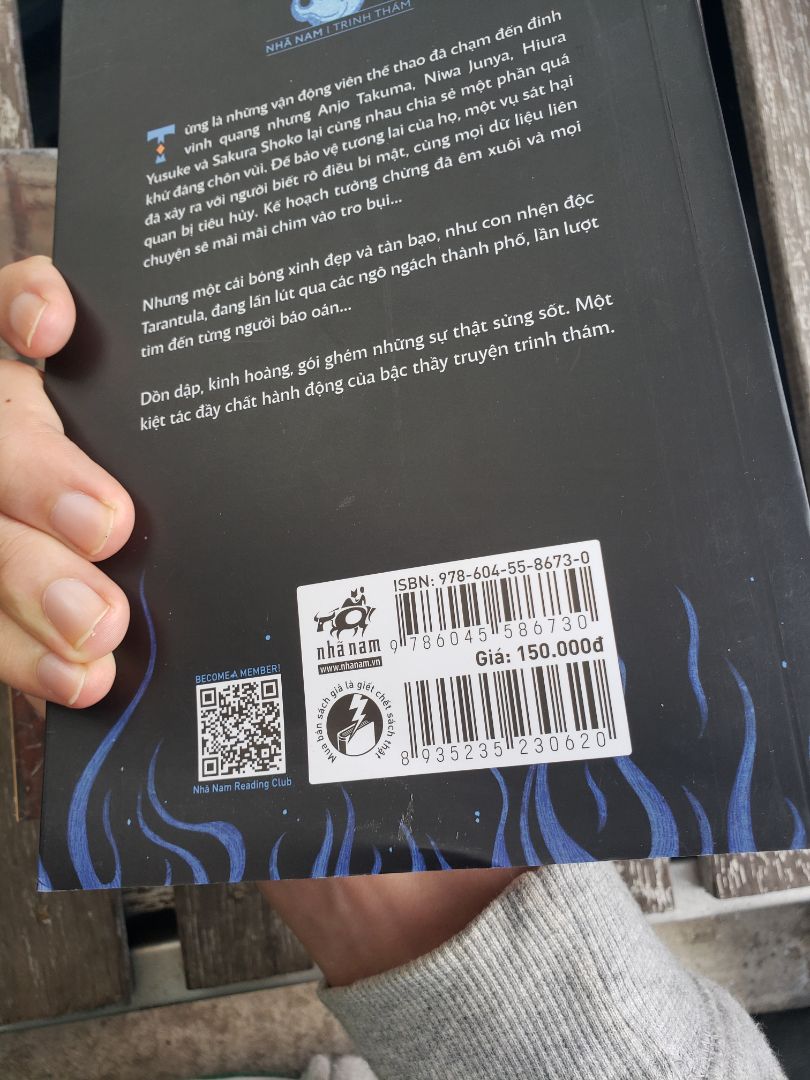 Mình không hiểu Tiki dạo này cắt giảm chi phí hay sao nhưng lần nào giao sách cũng chỉ vứt vào hộp, không chèn hay bọc bất cứ thứ gì. Nhận sách móp méo + bụi bẩn + dính keo rất xót. Nội dung sách thì không có gì phải bàn, mình luôn tin tưởng các đầu sách của Nhã Nam