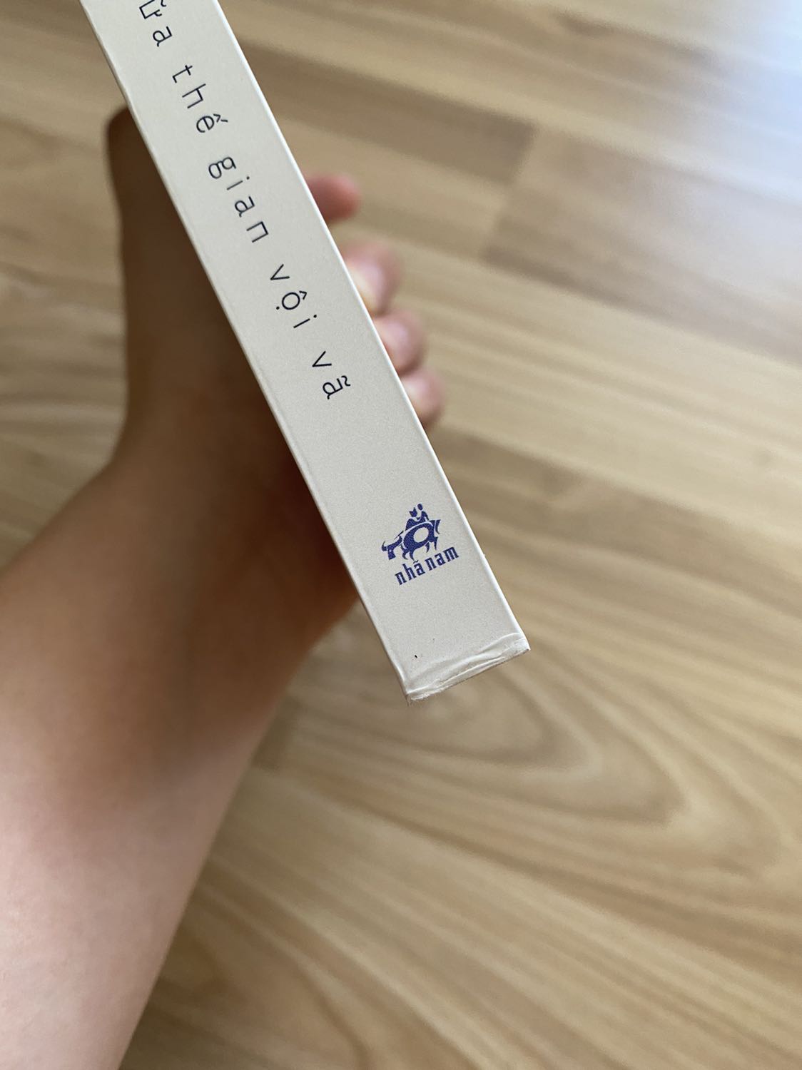 Bình thường sách mình vẫn hay ra nhà sách mua hơn để có thể lựa sách trong tình trạng tốt nhất nhưng do dịch nên đây là lần đầu tiên mình mua sách tại Tiki, và mình cảm thấy khá thất vọng cho lần trải nghiệm này. Đóng gói ko chắc chắn, thùng bị bóp méo dẫn đến sách bên trong cũng bị nhăn. Mình thật sự cảm thấy rất buồn và không hài lòng khi nhìn sách bị tình trạng như vậy, mua 5 cuốn thì đã bị hết 4 cuốn rồi, điều này làm ảnh hưởng khá nhiều đến trải nghiệm mua sắm lần đầu tiên tại đây, đặc biệt là với những người yêu sách như mình. Mong Tiki có thể tìm phương án tốt hơn trong việc bảo quản sản phẩm trong quá trình vận chuyển để có thể giao đến tay người nhận trong tình trạng nguyên vẹn.