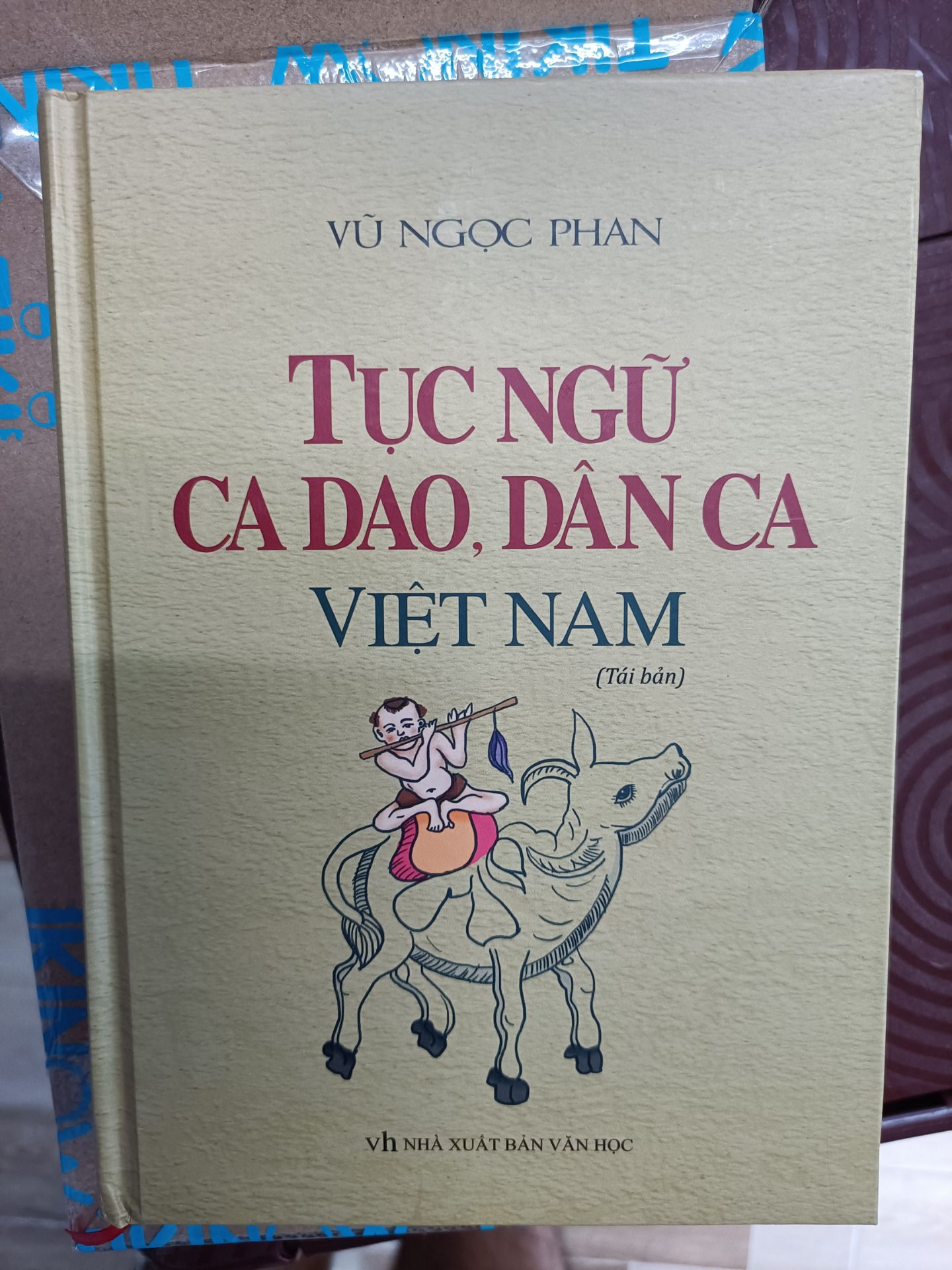 tiki giao nhanh quá, mới đặt tối qua, sáng nay đã thấy giao rồi. sách giày, giấy chất lượng trung bình, chữ in đẹp.