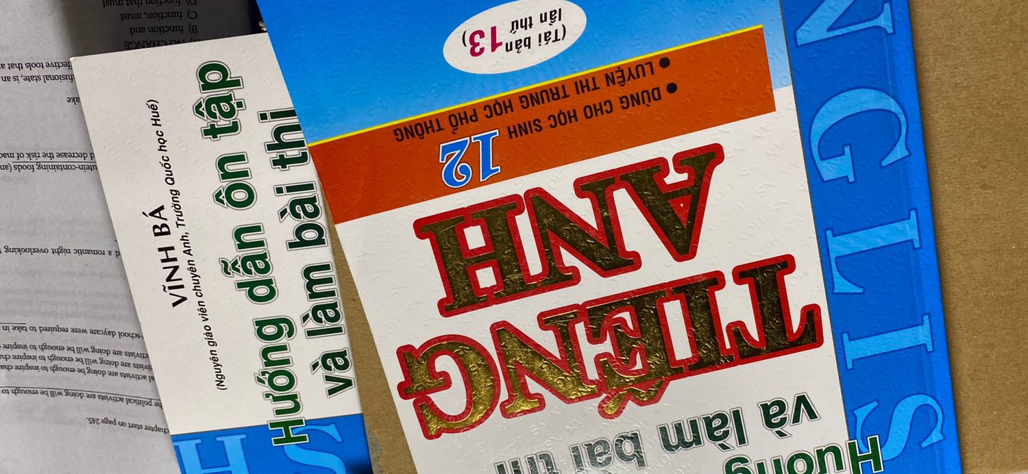 Chất lượng sách tốt, đóng gói cẩn thận sạch đẹp. Tuy nhiên thái độ phục vụ của shipper rất khó chịu, mình có góp ý là trước khi đến thì nên gọi trước 10-15’ để khách còn biết mà lấy, đến tận cửa nhà xong gọi bảo xuống lấy ngay, may là mình đi học gần đó sợ a shipper mất thời gian nên vội vã xin a 5’ e phi về bỏ cả học, mà còn bảo mình là tận 5’ cơ à, xong mình về thì còn lằng nhằng, bảo là tikki nó ko hỗ trợ tiền gọi điện. Mình bảo là e mua của shoppe hay *** hay baemin now họ đều gọi trước, a làm nghề thì phải đăng kí gói cước điện thoại chứ, ông bảo đấy là việc của shoppee, ***... đã ko tiếp thu còn