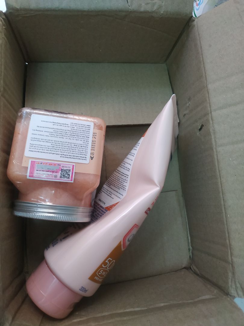 Cũng đến lạy cái khâu đóng gói của Tiki lần này. Cái hộp nó rỗng ko lèn thêm giấy hay gì thì thôi, tuýp kem kia cũng nên có giấy hay túi gì gói lại cho nó chứ sao lại để khơi khơi móp méo như vậy được nhỉ. Rủi mà có hàng nặng đè lên chắc phọt hết kem ra ngoài. Thua thật sự.