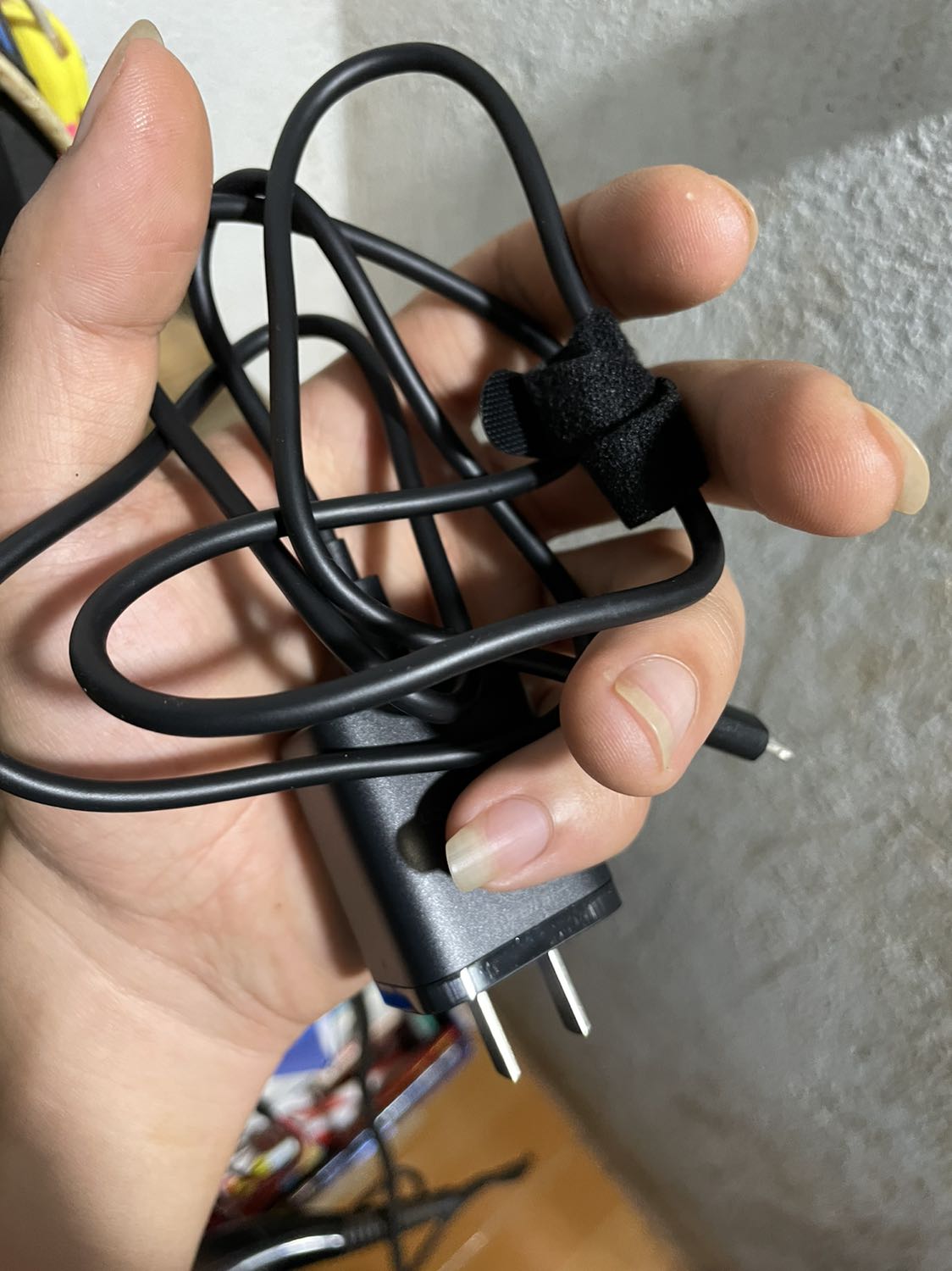 Dây to sạc chỉ có 8 chân nhé. Có sạc nhanh. Sạc hơi nóng. Dùng ok. Còn bền không dùng thơi gian mới biết. Pd sạc nhanh. Không có chuẩn MFI lên giá rẻ