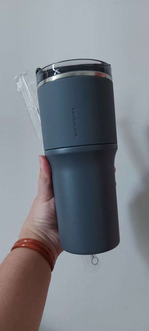 U là chài, gì mà mới đặt hôm qua hôm nay đã nhận được hàng rồi, nhanh gì mà nhanh dữ vại, ngta chưa kịp cbi tâm lí nhận hàng nữa, rồi mở cái thùng đóng kĩ càng xem, cái gì mà to đẹp mà cầm nặng tay chất dữ vài chèn. M sd để giữ lạnh nên khá ok, đá lâu tan lắm hơn 1 ngày á, còn giữu nóng thì m k biết. có điều khi làm rớt cái chốt đen bị gãy rồi....