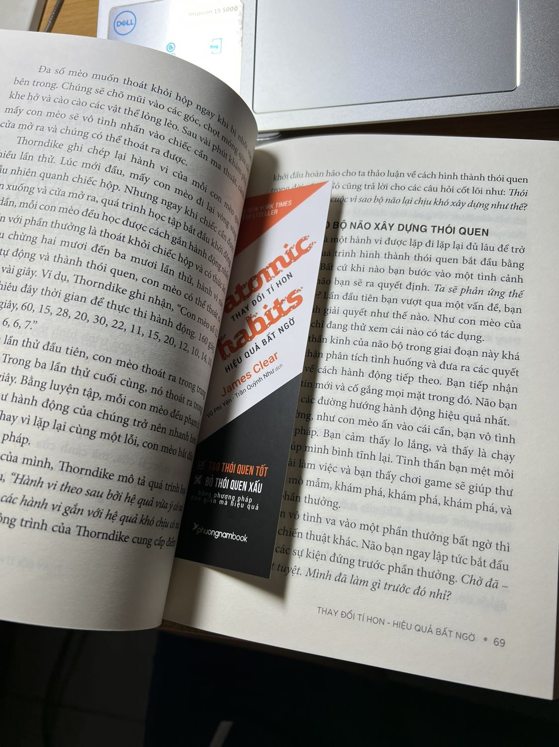 Đưa sách trên kệ giao cho khách, bìa sách móp méo. Trang cuối nhăn nheo và thừa giấy. Mở sách ra thì thấy có miếng bìa chặn sách đặt ngay giữa, chứng tỏ có người đang đọc. Rất không hài lòng