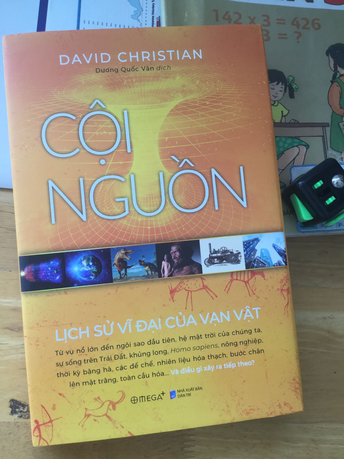 Cuốn sách được Bác Bill giới thiệu. 
Nếu như Homo Sapiens - Lược sử loài người, của Yuval Noah Harari, giới thiệu rất chi tiết về sự xuất hiện của loài người thông minh và sự tiến hoá suốt 600 ngàn năm đến nay (và cả cho tương lai Homo Deus), và đi xa hơn nữa là Jared Diamond đã sơ lược lịch sử loài người từ cách đây hơn 7 triệu năm qua bộ tuyệt tác của ông “Súng vi trùng và thép”...Thì cuốn sách này lại đi xa tới điểm xa nhất có thể - Cội nguồn, của David Christian - điểm vụ nổ Big Bang. 
Cái tựa thật xuất sắc để mô tả, cội nguồn, dẫn dắt chúng ta quay trở về với điểm xuất phát mà mọi thứ đều bắt nguồn từ đó. Để ta hiểu rõ rằng bản thân con người được tiến hoá đến nay, bản chất ban đầu cũng không khác gì vạn vật (đúng như triết lý nhà Phật rằng mình và vạn vật là một)
Nội dung từ những chương đầu hơi khó nhai vì nó dính dáng tới khoa học,và tác giả cố giải thích đơn giản nhất có thể rồi. Cho nên khi đọc đừng cố hiểu nếu chưa hiểu, hãy tạm chấp nhận và bỏ qua để việc đọc không bị chán. 
Đánh giá 9/10, vì nội dung đã được đầu tư quá nhiều nghiên cứu. 
Sơ lược về nội dung có thể xem trên YouTube kênh Ted talks (tìm theo tên tác giả)