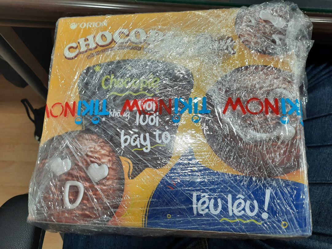 Sản phẩm giống với mô tả, tiki đóng gói chưa được tốt lắm, chỉ quấn màng co bên ngoài mà không có thùng sẽ khiến hộp dễ bị móp, date sử dụng còn khá lâu, sử dụng gói tikinow giao hàng trong 2h. Chất lượng bánh còn cần phải kiểm chứng.