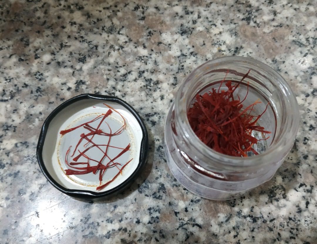 rất hài lòng về hình thức đóng gói, nụ hồng và saffron đều đựng trong lọ thủy tinh thay vì túi giấy zipper, vừa bảo quản tốt vừa nhìn đẹp phù hợp làm quà tặng ý nghĩa. Đã ***, hàng chất lượng, sẽ đặt tiếp khi gần hết