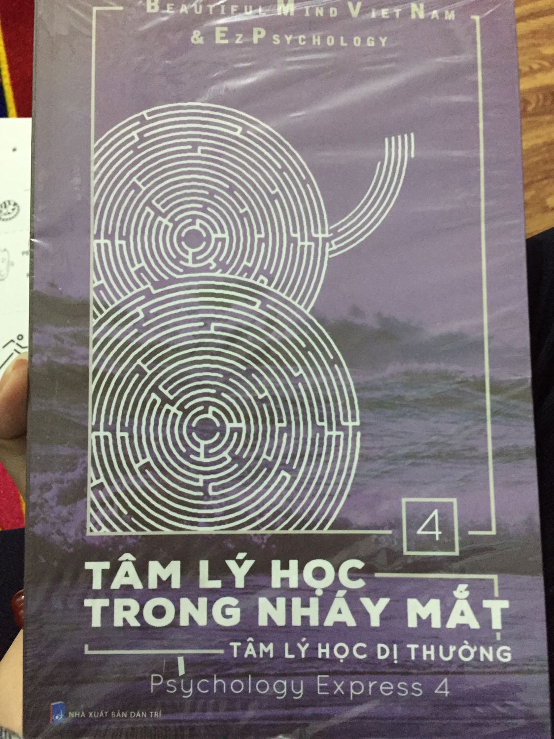 Nói chung là tuyệt vời, giao hàng nhanh 1 cách kinh khủng khiếp hoảng hốt luôn ý!!! Mình mua mà có biết là đc tặng kèm card đâu, về dở ra thấy tặng kèm vui quá xá!!! XD mình chưa đọc ( sắp đọc đây hehe ) nhưng túm lại là tuyệt vời, sách về cái là mình phải feedback ngay, nên mua nhé, quá tuyệt các bạn ạ XD chỉ hơi buồn xíu là mình đặt hôm qua, là giảm còn 93k, thì hôm nay về lại thấy giảm còn có 75k thôi, hơi buồn :(((