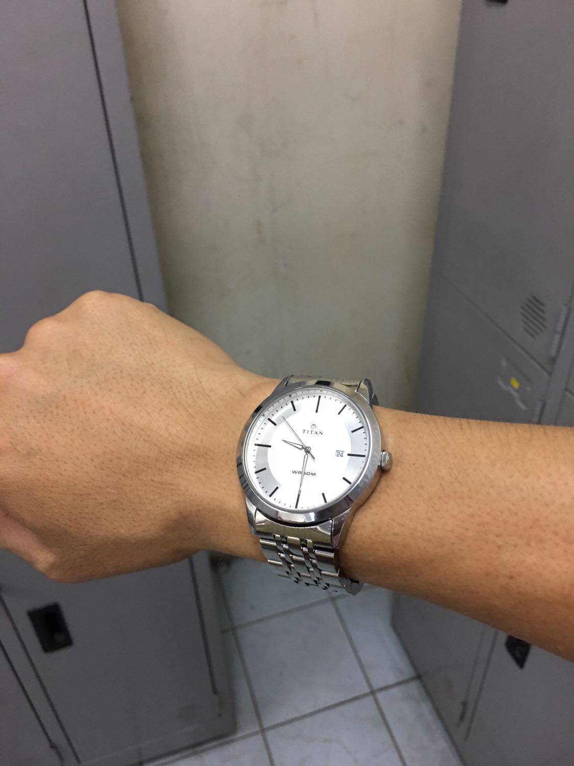 Chốt gài hơi cứng nhưng ko sao nhìn sản phẩm ok, dễ thao tác lắp ráp cho shop5* luôn, đeo zô mhinf rất sang