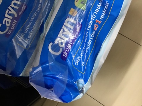 Tã caryn dùng cho người già là loại tốt nhất hiện nay. Nhà mình tin tưởng sử dụng nhiều năm nay.
Đợt này shop sơ  ý để chuột cắn bao bì, nhưng may chưa cắn vào sản phẩm. Mong shop chú ý hơn.