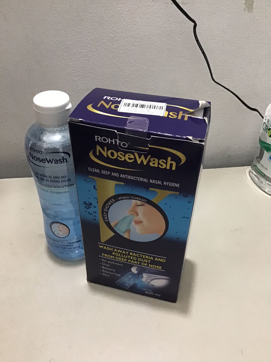 Vừa khui hộp tiki ra là thấy vỏ hộp của chai rửa mũi này bị xé rách, chai nước cũng vơi đi, chứng tỏ ai đó đã khui và đã sử dụng qua rồi trả lại cho tiki. Tại sao tiki ko kiểm tra kĩ cho khách hàng. Lỡ trong mùa dịch chinese virus này nếu tôi xí xoá và sử dụng chai rửa mũi này và nếu có gì xảy ra thì tiki có chịu trách nhiệm cho tôi và gia đình tôi không?