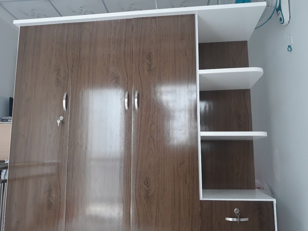 Hài lòng: ( Shop Juno)
- Đã nhận được tủ nhựa như hình mô tả, cảm nhận đầu tiên là tủ rất đẹp, shop rất nhiệt tình, a giao hàng cũng nhiệt tình, hàng giao sớm hơn dự kiến nhưng do mình bận công việc nên hẹn giao lùi lại 2 ngày shop và a vận chuyển vẫn hỗ trợ, giao hàng lắp ráp khá nhanh, tủ nhựa dạng hộp có độ dày cỡ 3cm, cứng cáp ,tủ mới hơi có mùi chút nhưng k sao, tủ rộng đựng đồ thoải mái, kệ trang trí đẹp, để mấy bình bông tuyệt vời

Không hài lòng: 
- Sau khi ráp xong mình đi lau tủ thì phát hiện khá nhiều vết trầy, trầy ngay mặt trước chỗ giả gỗ mặc dù shop bao bọc rất kỹ k hiểu sao vẫn trầy, có thể do vận chuyển, hoặc bị từ trước nhưng vẫn giao
- Cái nữa là bên trong ngăn kéo chỗ mấy góc do uốn góc 90 độ nên nhựa bị gãy rạn, ngay chỗ góc 2 kệ bị bể mất miếng nhựa mất thịt lòi cái lỗ ra luôn
- tủ có thể đc tháo ra trước khi vận chuyển nên mấy vít bắn quá tay cũng bị rạn nhựa

cảm nhận sau cùng vẫn hơi thất vọng một chút, nhưng mình vẫn chấp nhận dùng, mong shop Juno kiểm tra kĩ cho những khách hàng sau, tặng shop 4*