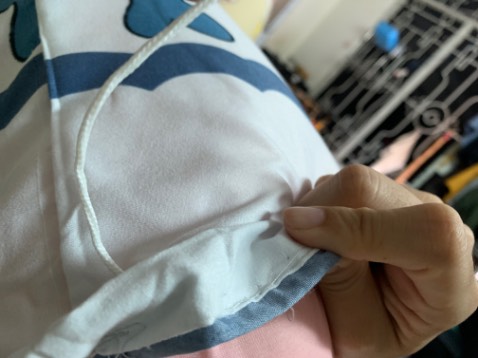 Dây áo gối ôm tặng kèm quá nhỏ dễ bị tuột mà k thể chỉnh sửa được, chất lượng hàng tạm chấp nhận được, lần trước mua được tặng áo gối ôm thấy dây tốt nhưng lần này k như mong đợi