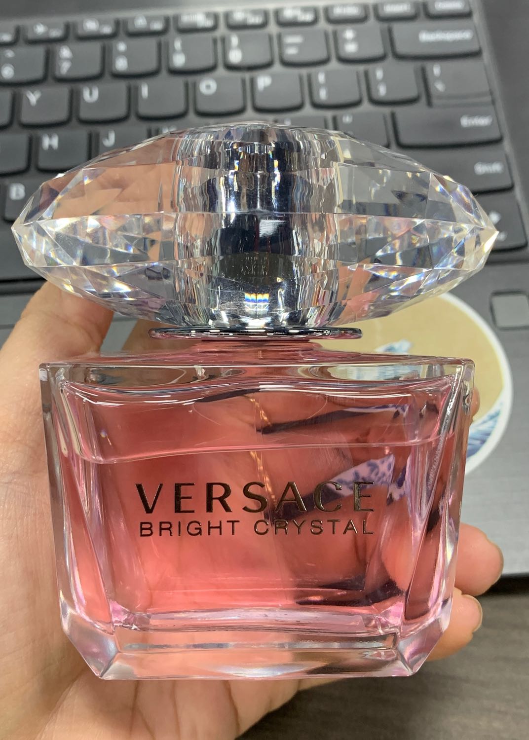 Mùi rất thơm mới xịt có hơi hắc nhưng lát sau thơm dịu phù hợp với các bạn nữ năng động, thiết kế đẹp, hương lưu khá lâu. Tiki giao hàng nhanh và thân thiện nữa nè ❤️