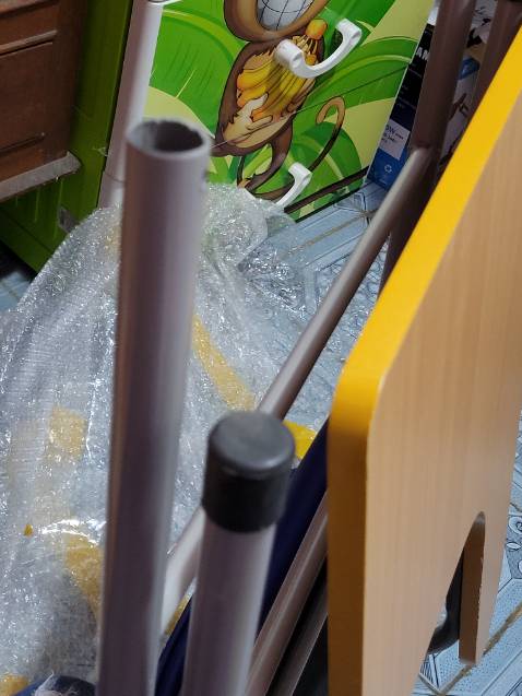 Hàng gói kỹ, giao trễ 1 ngày, gỗ bị trầy xước nhẹ, đế lót chân thì bị mất 1 con, ko biết do vận chuyển hay ghế bị vậy nữa, ghế ngồi êm nhưng bàn thì ko chắc lắm nhưng mà tạm chấp nhận đc