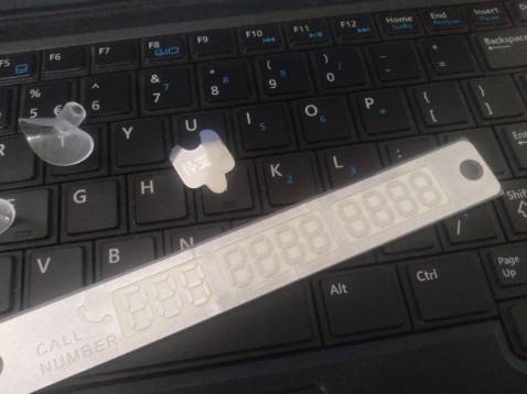 Thiết kế đơn giản, tiện lợi, miến hít bám chắc nên đi đường xóc cũng không sợ bị rơi ra.Sp rẻ độ hoàn thiênn cũng OK, nhưa chưa đẹp xuất sâc, nhưng tiền nào của nấy, được cái công đụng dạ quang ổn là OK rồi. Mua hẳn 2-3 cái dùng dần luôn.