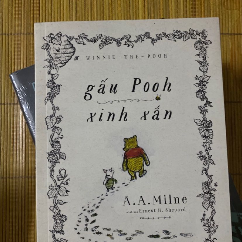 Sách mới và rất thơm, bìa tưởng trắng nhưng hoá ra màu hơi ngà ngà siêu vintage. Hơi tiếc là giấy bên trong lại trắng chứ không phải giấy ngà như những quyển khác của NN. Đọc lâu trên giấy này sẽ hơi khó chịu cho mắt. :(((