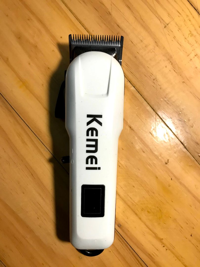 Trông chất liệu có vẻ cũng tốt, ko bị kiểu đểu đểu giống hàng mã quá. Có thể các cỡ để cắt dài ngắn tùy nhu cầu, có thể cạo sát (vd ở chỗ tóc mai).

Dùng khá dễ, mình tự cắt được. Tiện dụng trong mùa dịch này. Công ty anh em phần lớn đầu bù tóc rối còn mình thì lúc nào trông cũng gọn gàng.

Kể ra mà đi kèm luôn mấy thứ sau thì tốt:
1) Cái kẹp loại thường (ko phải cá sấu)
2) Áo choàng
Tặng thì tốt, ko thì cho lựa chọn để mua kèm cũng được, giúp mình đỡ phải đi mua mỗi thứ một nơi.