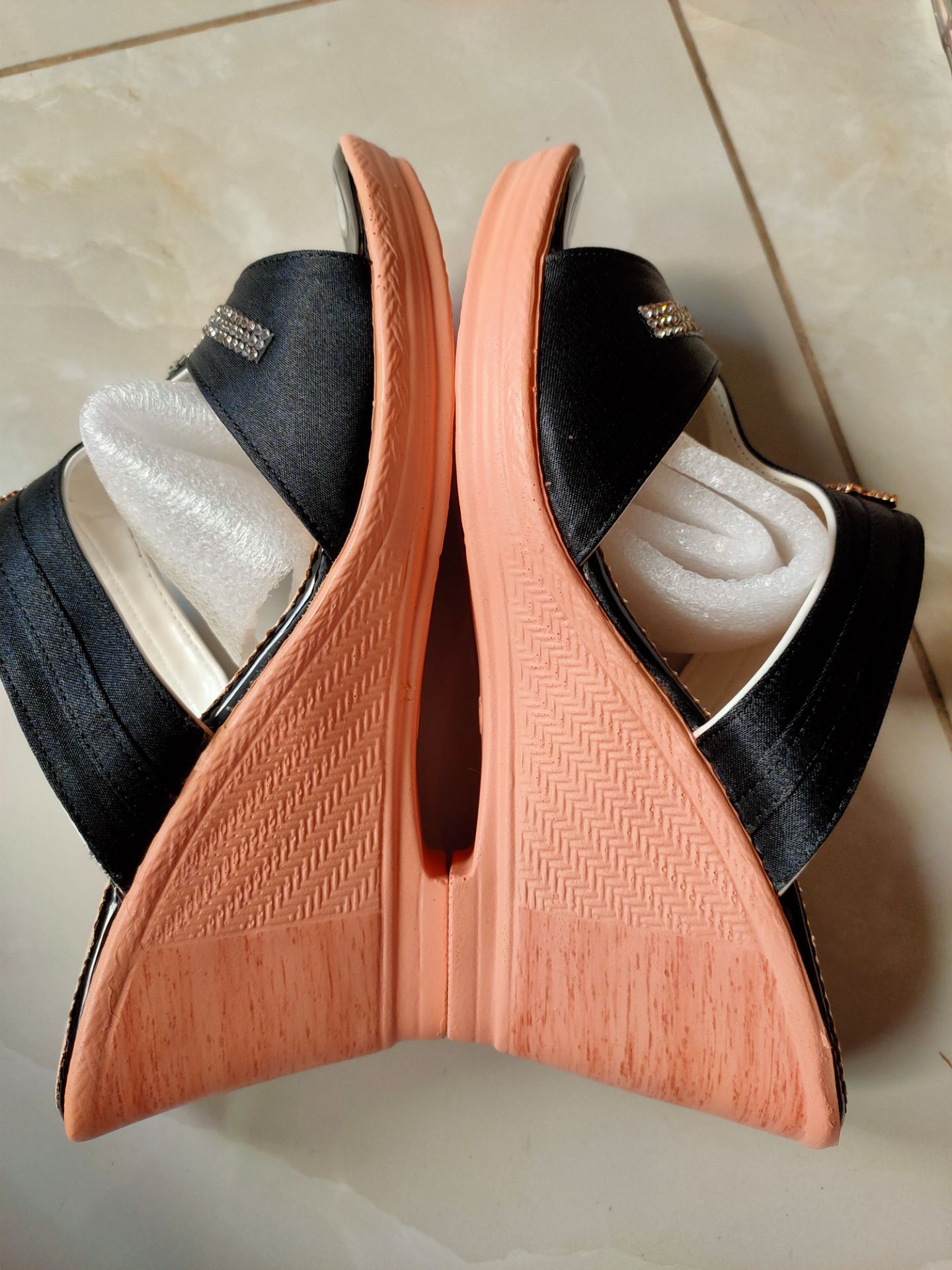 Đẹp, rất đẹp và chắc chắn.. đường may kéo léo, tỉ mỉ.