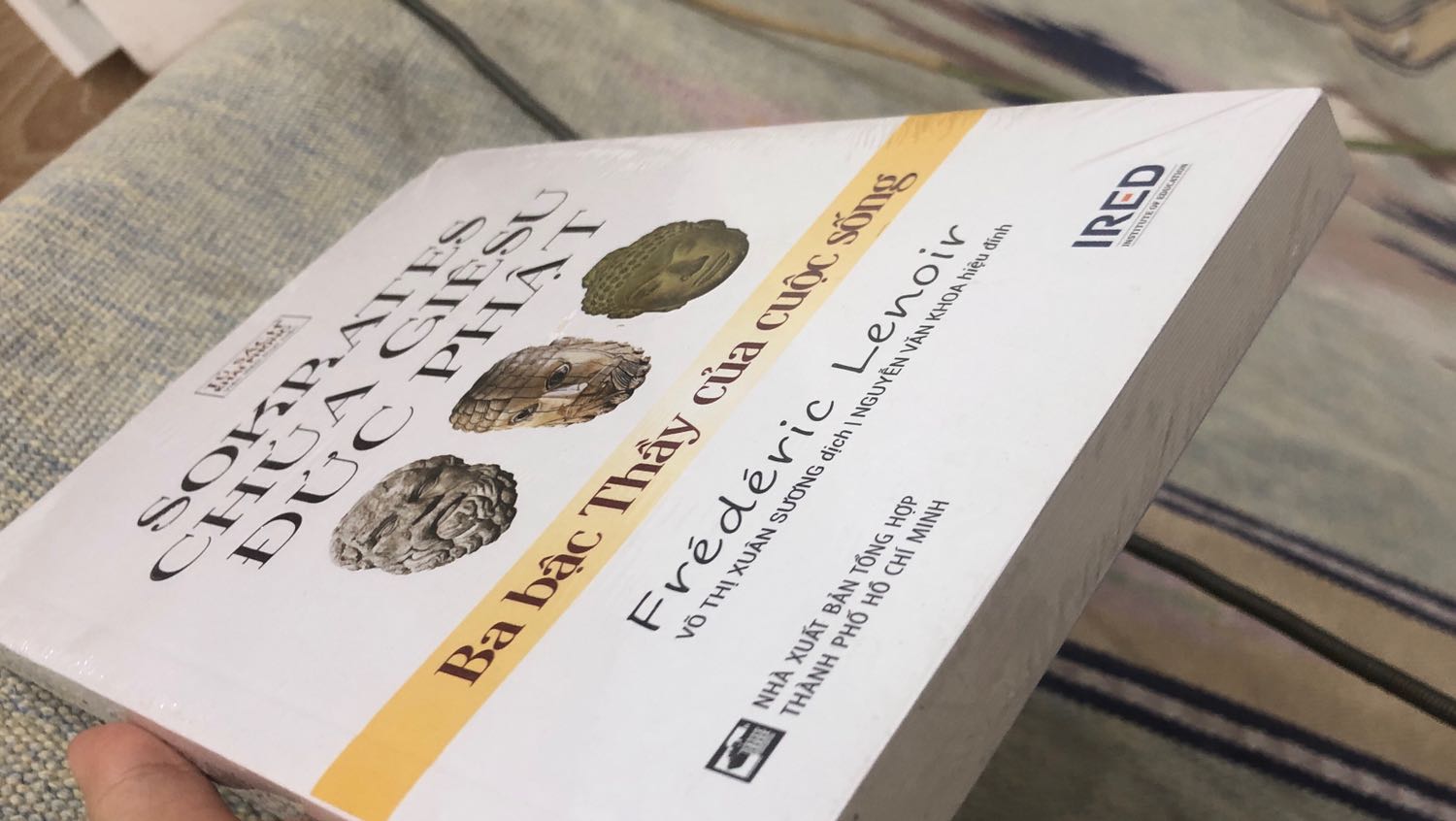 Cảm giác cầm sách mới thiệt là thích 
Bìa sách đẹp, in chữ nổi sờ rất thích + ấn tượng
Tuy nhiên phía trong thì giấy đọc hơi mỏng
Còn nội dung thì mình chưa đọc nên chưa biết, hihi Cảm giác cầm sách mới thiệt là thích 
Bìa sách đẹp, in chữ nổi sờ rất thích + ấn tượng
Tuy nhiên phía trong thì giấy đọc hơi mỏng
Còn nội dung thì mình chưa đọc nên chưa biết, hihi