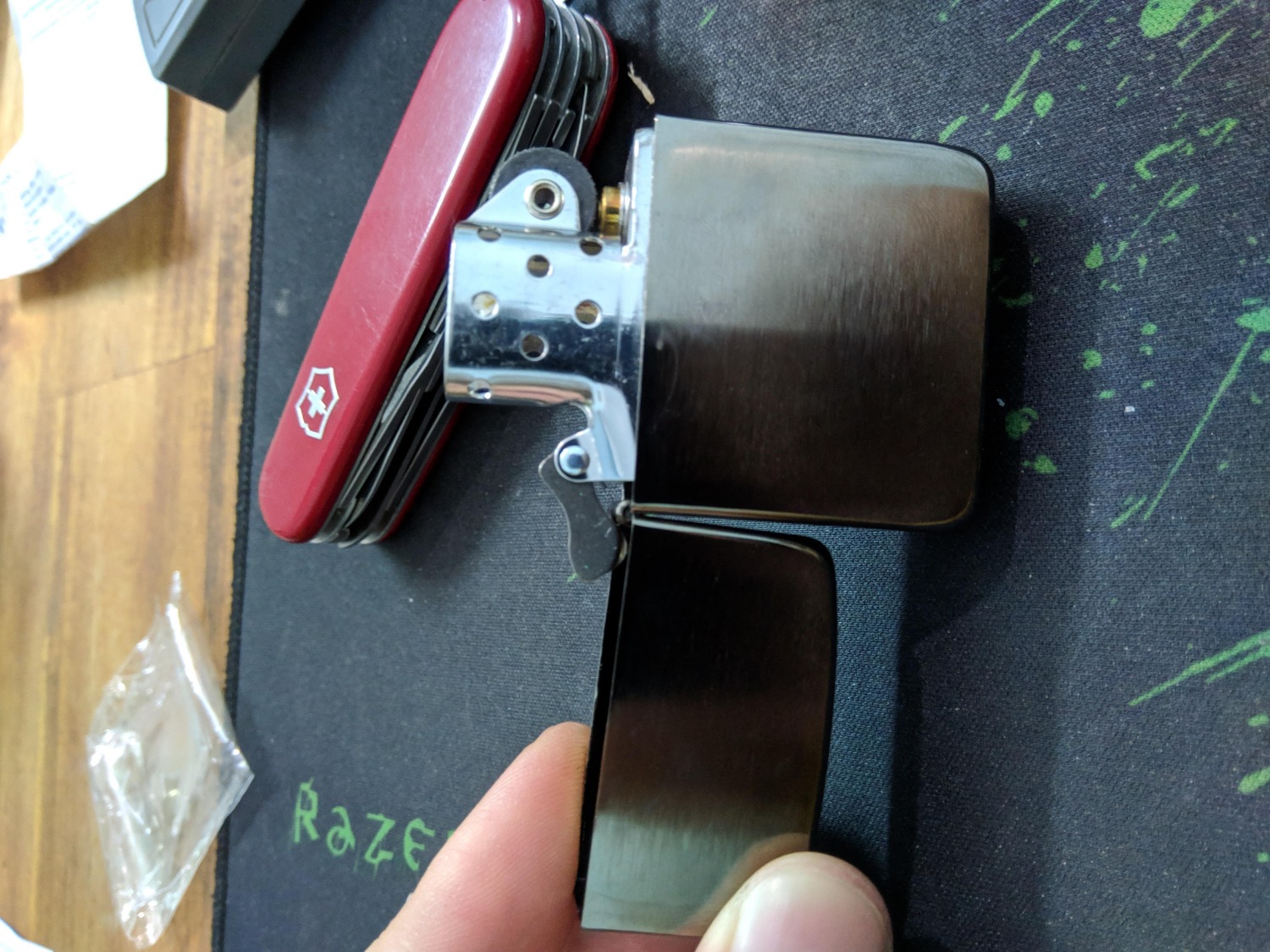 Giao hàng hết 7 ngày từ HCM ra HN, đóng gói tiêu chuẩn của tiki ko có gì để nhận xét tuy nhiên vỏ nilon của zippo cảm giác hơi bẩn và cũ, zippo cũng hơi bẩn lúc mới bóc ra và đặc biệt đáy trong zippo có 1 lớp gỉ xanh lá kb là xăng khô hay đồng bị oxy hóa. Sau 1 hồi vệ sinh thì e nó nhìn cũng bóng bẩy sạch sẽ.
Đánh giá chung thì khá hài lòng về chất lượng sp ngoại trừ việc phải vệ sinh ban đầu 1 chút và tiếc là vỏ ruột ko trùng :s