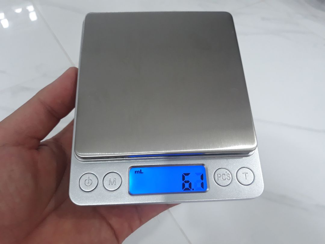 Dịch bệnh ở nhà nấu ăn thường xuyên nên nhu cầu làm bánh tăng cao, dạo 1 vòng quyết định mua em cân điện tử này, đúng là không thất vọng, về cân thử nhiều món khá là chính xác, thiết kế nhỏ gọn, sắc sảo mặt kim loại sáng bóng, giao khá nhanh, đóng gói có chống sốc nên đi đường dài yên tâm, để dùng xem độ bền như thế nào. cảm ơn shop đã tư vấn nhiệt tình