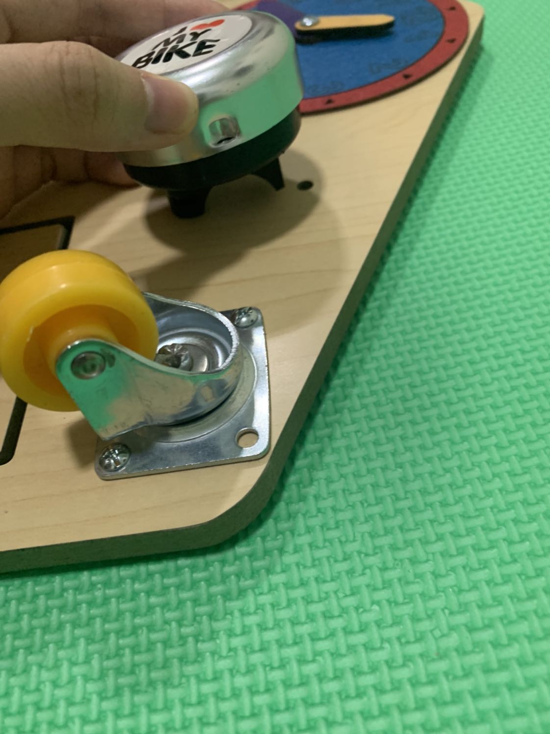 Mặc dù đã được Tiin đổi một lần nhưng cái chuông vẫn bị lỏng như vậy. Nếu được bảng này nên làm lại cho chắc chắn hơn rồi hẵng bán :(