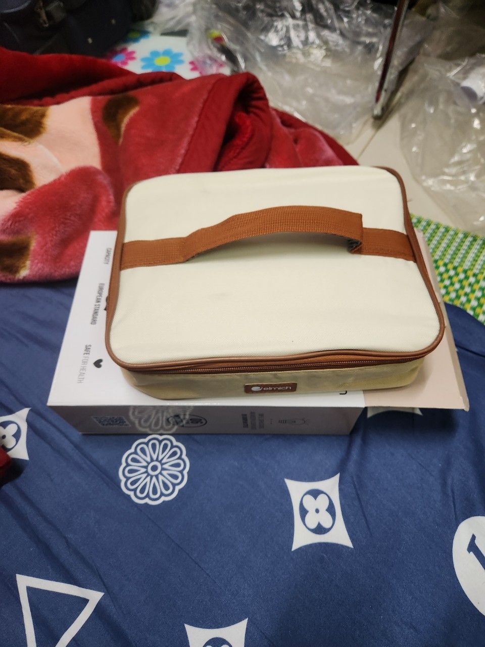 đẹp sạch sẽ thêm túi giữ nhiệt, rất tiện dụng.