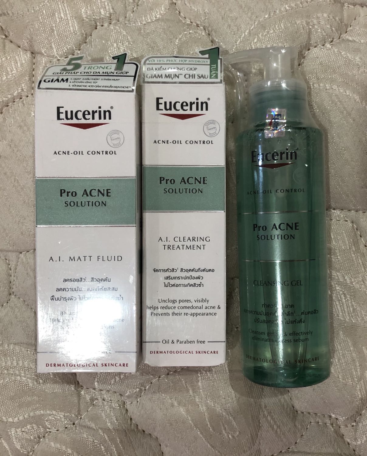 Mình được bác sĩ chuyên khoa 2 khoa da liễu của BV Đại học Y Dược TP.HCM giới thiệu sử dụng gel rửa mặt này, kết hợp tinh chất giảm mụn cùng hãng (có trong hình) khi mình bị rối loạn nội tiết và mọc mụn trứng cá rất nhiều. Để hiệu quả hơn thì mình sử dụng với máy rửa mặt foreo và chế độ ăn uống thanh đạm. Sau 1 thời gian sử dụng (tầm 1-2 tuần), mụn giảm hẳn. Mình quyết định duy trì sử dụng sản phẩm này vì mình thấy nó hữu ích hơn nhiều so với các hãng khác mà mình từng dùng. Có một điều khi sử dụng gel rửa mặt này thì da mặt mình hơi khô hơn so với trước, nên mình khuyên kết hợp kem dưỡng ẩm cho da. Và ra đường nhớ bôi kem chống nắng nha. Không chống nắng là sau 1 thời gian sẽ bị đen sạm da. Mình được bác sĩ chuyên khoa 2 khoa da liễu của BV Đại học Y Dược TP.HCM giới thiệu sử dụng gel rửa mặt này, kết hợp tinh chất giảm mụn cùng hãng (có trong hình) khi mình bị rối loạn nội tiết và mọc mụn trứng cá rất nhiều. Để hiệu quả hơn thì mình sử dụng với máy rửa mặt foreo và chế độ ăn uống thanh đạm. Sau 1 thời gian sử dụng (tầm 1-2 tuần), mụn giảm hẳn. Mình quyết định duy trì sử dụng sản phẩm này vì mình thấy nó hữu ích hơn nhiều so với các hãng khác mà mình từng dùng. Có một điều khi sử dụng gel rửa mặt này thì da mặt mình hơi khô hơn so với trước, nên mình khuyên kết hợp kem dưỡng ẩm cho da. Và ra đường nhớ bôi kem chống nắng nha. Không chống nắng là sau 1 thời gian sẽ bị đen sạm da.