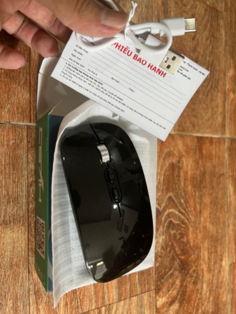 Sản phẩm có kiểu dáng đẹp, mảnh, gọn… Di chuột rất êm, mượt và điện dùng khá trâu… Thật sự cảm thấy rất ưng ý vì sau gần 10 ngày sử dụng mà vẫn chưa hết điện - đúng như shop quảng cáo. Có lẽ do laptop của mình dỏm nên vẫn chưa kết nối được với chuột qua dạng bluetooth, nhưng thôi, sẽ mò sau. 
Rất sẵn lòng ủng hộ shop cho đợt khuyến mãi tương tự…