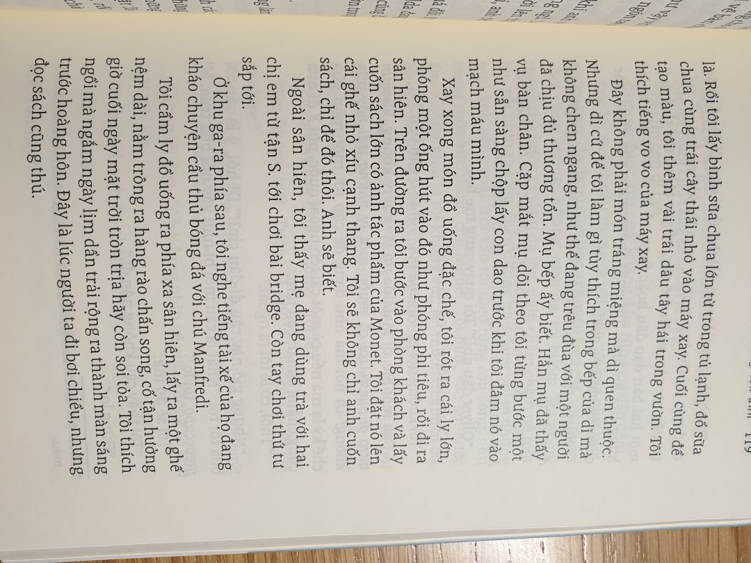 Mình đặt TikiNow, hàng được giao nhanh nên sách không bị vấn đề, phần dưới bìa ngoài thì hơn hằn và móp nhưng không sao, sách vẫn bình thường. Sách giao thì còn nguyên seal luôn. Font chữ khá dễ đọc, chất giấy trơn hơn giấy bình thường nên khá nhẹ và sờ khá thích.