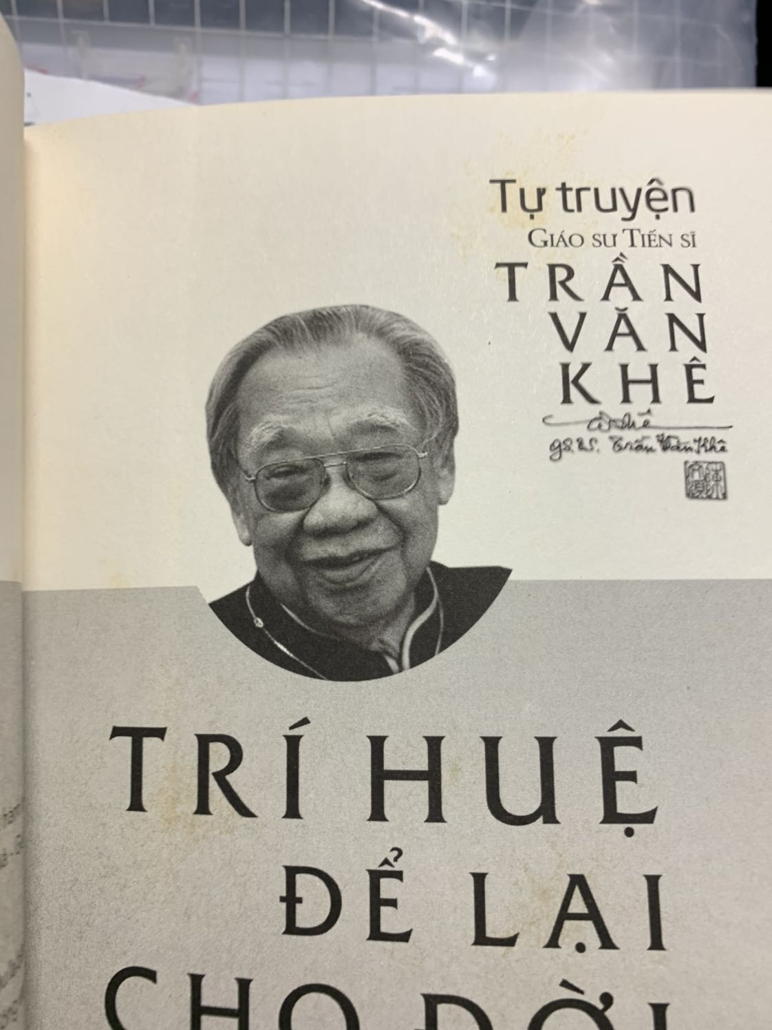 Một quyển sách tuyệt vời, mình đọc một lèo; đã sử dụng dịch vụ mua hàng ở nhiều nơi, theo ý kiến cá nhân của mình thì chưa có dịch vụ nào tốt như Tiki, nhận comment khách hàng là phản hồi ngay, đổi trả nhanh.