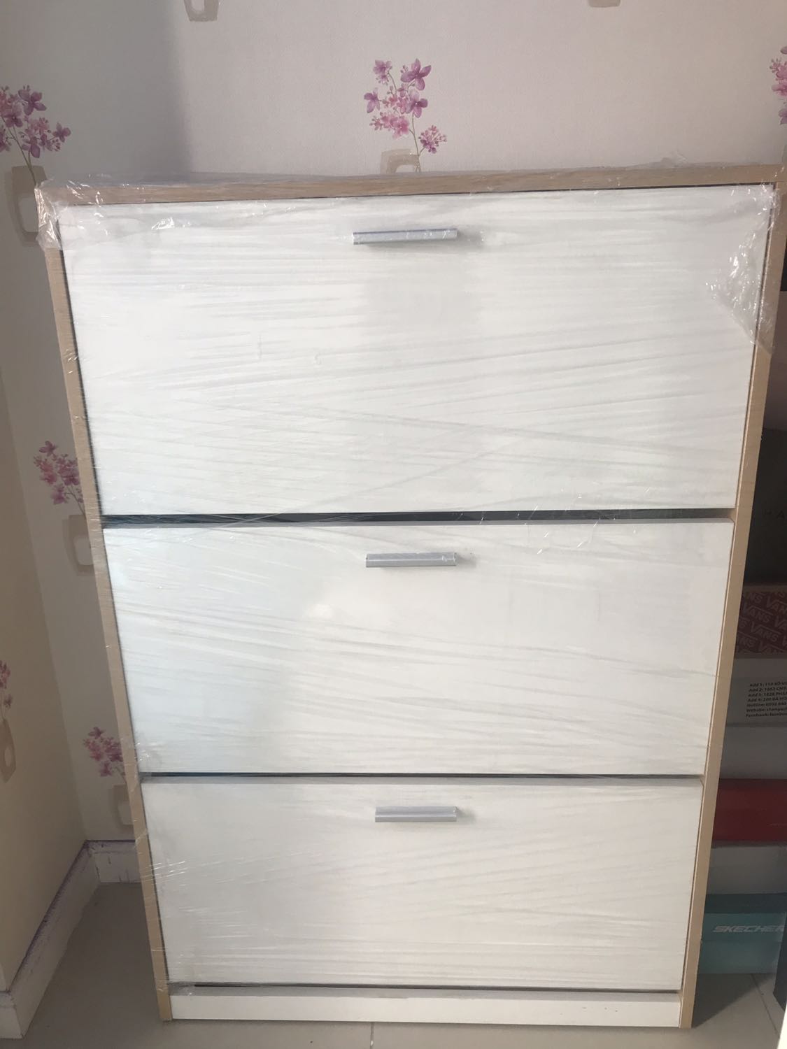 Rất đẹp. Tuy nhiên bản lề không phải bằng sắt. Chưa biết độ bền ra sao