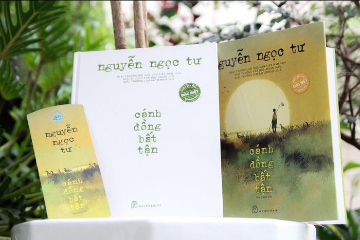 Một cuốn sách trên cả tuyệt vời. Sự kết hợp giữa 2 màu sách vàng và xanh làm cho người đọc như đang tận hưởng không khí của 1 cánh đồng bất tận ở miền xa. Nội dung sách là những câu chuyện cực kỳ cảm xúc và lôi cuốn người đọc cứ muốn theo dõi mãi không ngừng.