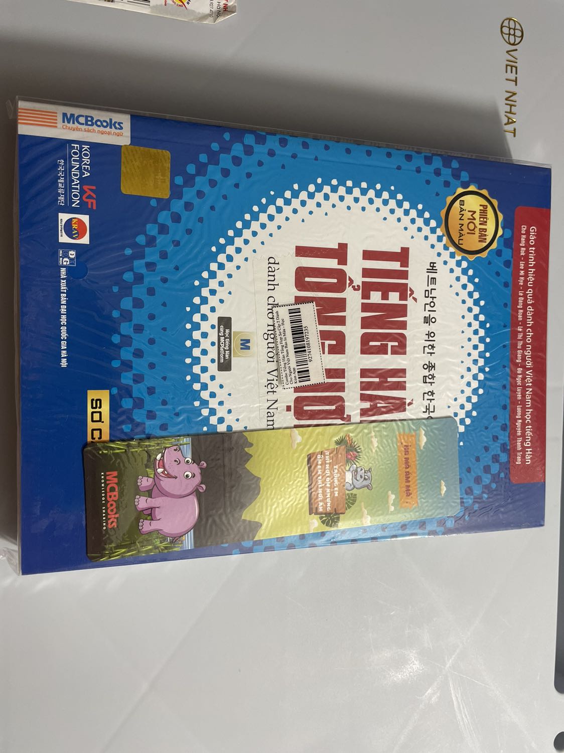 Sách to đẹp, kèm bookmark trò chơi. In rõ đẹp, đóng gói cẩn thận, rất đáng tiền Sách to đẹp, kèm bookmark trò chơi. In rõ đẹp, đóng gói cẩn thận, rất đáng tiền