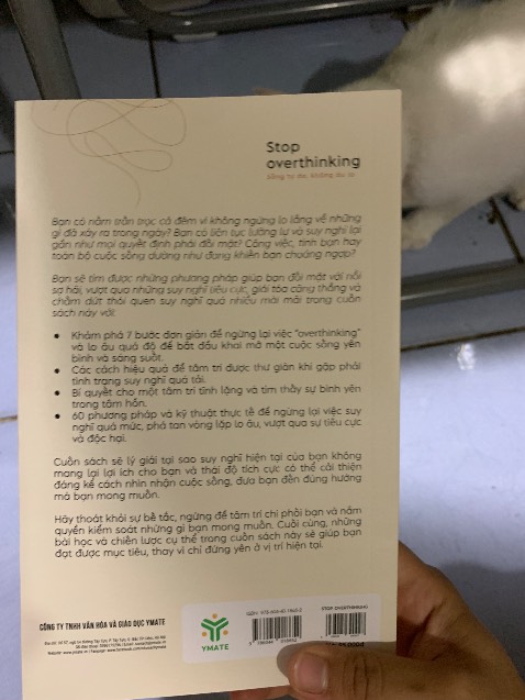 Mình thích cách tác giả hươbgs dẫn và viết về những cách để giúp bình ổn tâm trí, giảm ovtk vì tác giả trực tiếp và rõ ràng, đưa ra hướng dẫn rõ ràng và logic. Ngoài ra tác giả còn hướng dẫn thêm các cách giúp mình rèn kĩ năng đưa ra quyết định đúng đắn, dưỡng sức dưỡng tâm lí mình nữa. Sách dịch mượt, dễ hiểu và sát nghĩa, có tính ứng dụng cao. 
Bìa và in ấn: bìa đơn giản nhưng ok á, in ấn sắc nét, giáy vàng nhẹ dịu mắt lắm